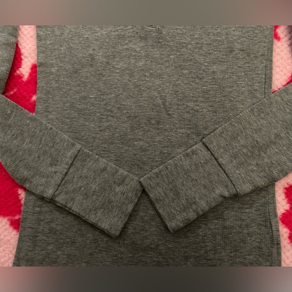 🩶Aeropostale Gray Top with Pink Lettering Size Medium 🩶 - Picture 4 of 5